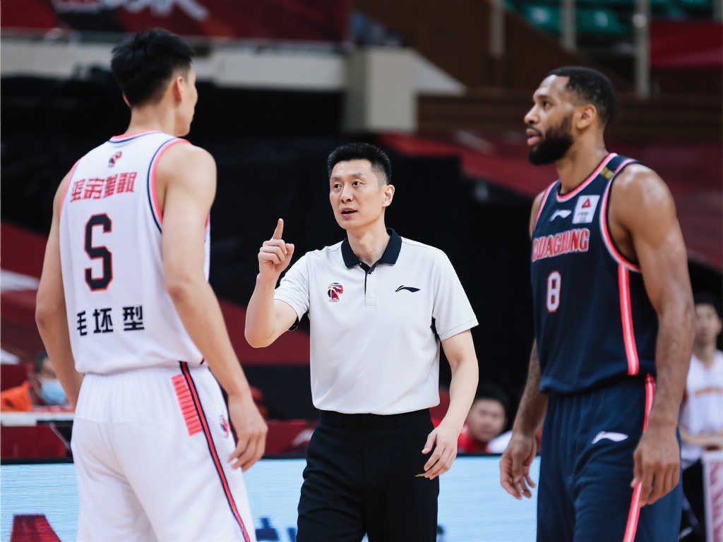 广东宏远2米26潜力新星赴美特训！合同到期，杜锋为何未予重用？